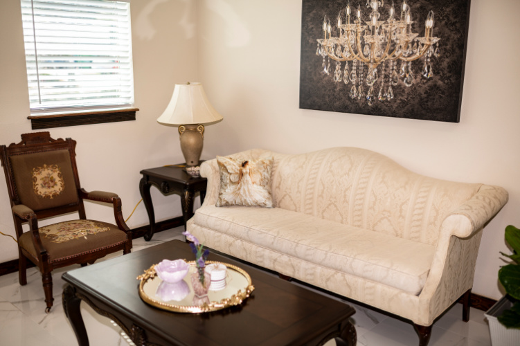 Bridal room couch The Legacy Tavares